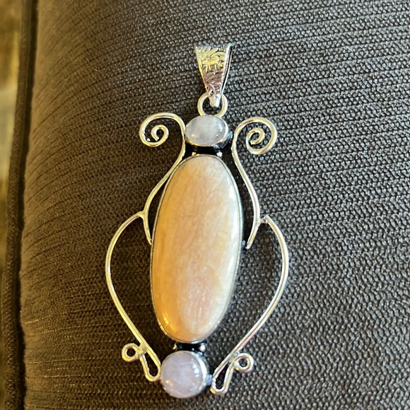 Peach Moonstone Gemstone pendant - Picture 1 of 1